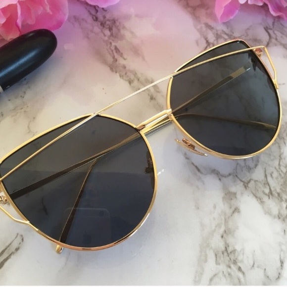 Black & Gold Mirrored Sunglasses - Picture 2 of 4